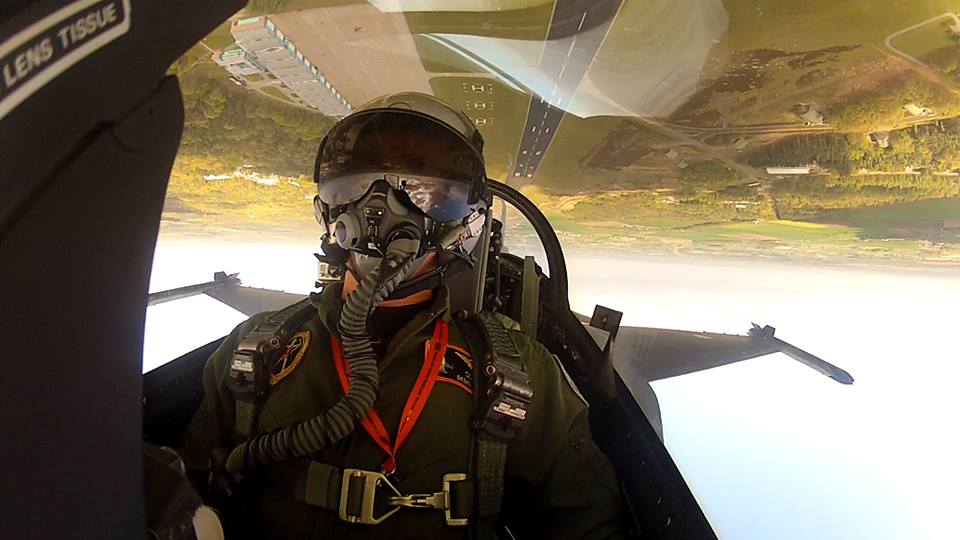 http://theaviationist.com/2014/04/19/dutch-demo-inverted-selfie/