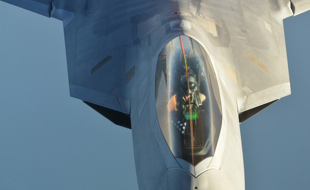 F-22-refuel-with-American-flag.jpg