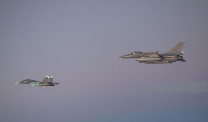F-16 escorts Su-34