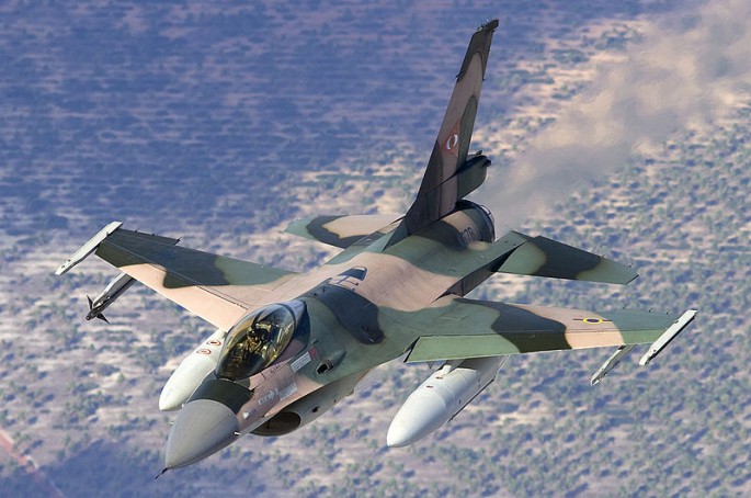 Venezuelan_Air_Force_General_Dynamics_F-16A_Fighting_Falcon_(401)_Lofting