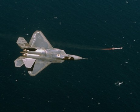[Photo] F-22 Raptor stealth fighter fires AIM-9 Sidewinder missile ...