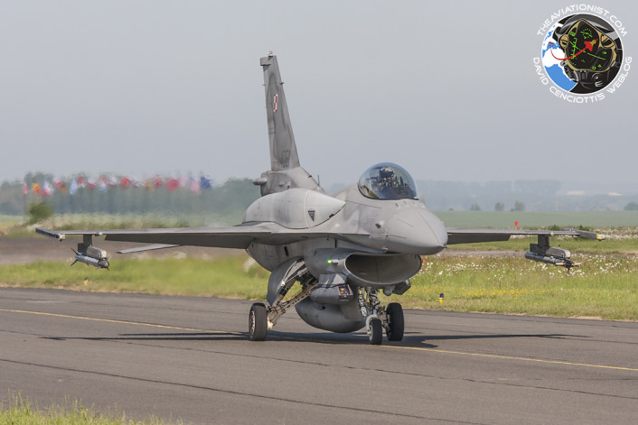 Polish AF F-16 taxi
