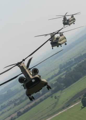 Gorgeous photos show new U.S. Army CH-47F Chinook helicopters training ...