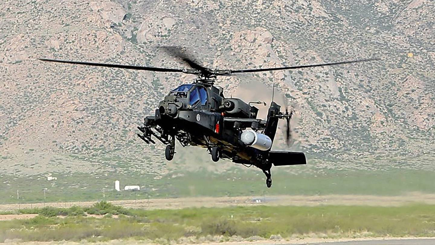  الجيش الامريكي يجرب اسلحه ليزريه من على متن مروحيه AH-64 Apache  Raytheon_HEL_High_Energy_Laser_on_Boeing_AH-64_Apache