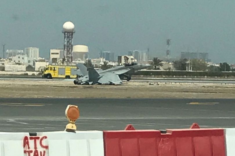 Accidentes/incidentes aéreos(Resto del mundo) - Página 37 Bahrain-airport-closed-after-F-18-crashes