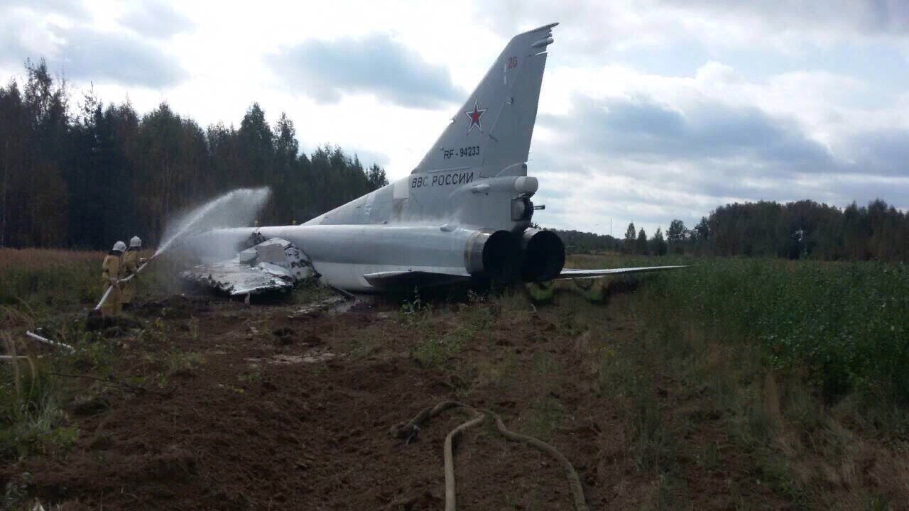 Russian-Made Crash Notification  - Page 8 Tu-22-crash-landing-Zapad