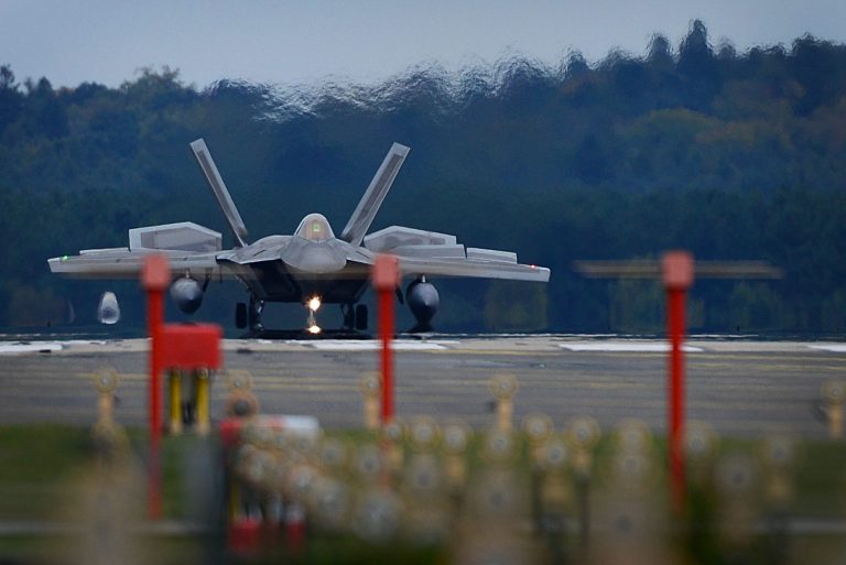 F-22-to-Lakenheath-768x513.jpg