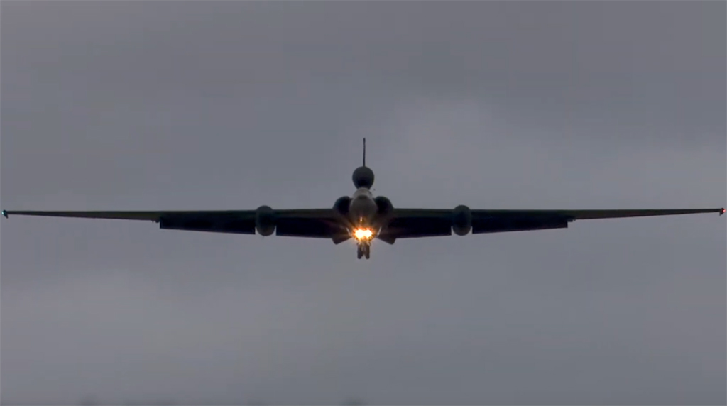 Just In: Watch This Video (With Radio Comms) Of Two B-2 Spirit Arriving ...