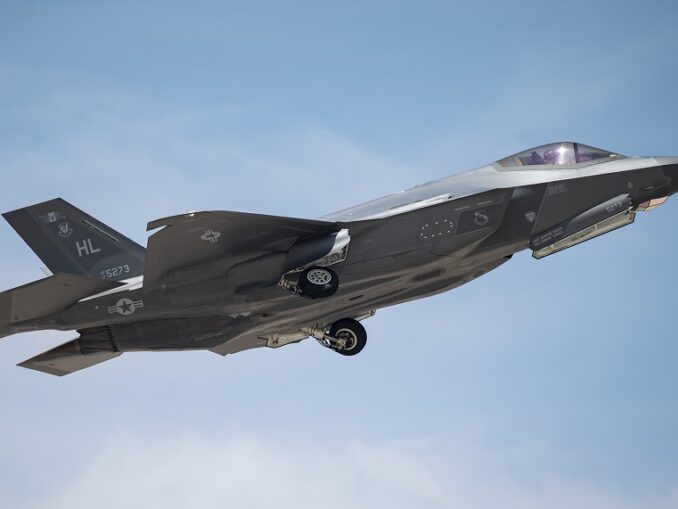 Check Out These Cool Videos Of The RAAF F-35 Flying Over Sydney Harbour ...