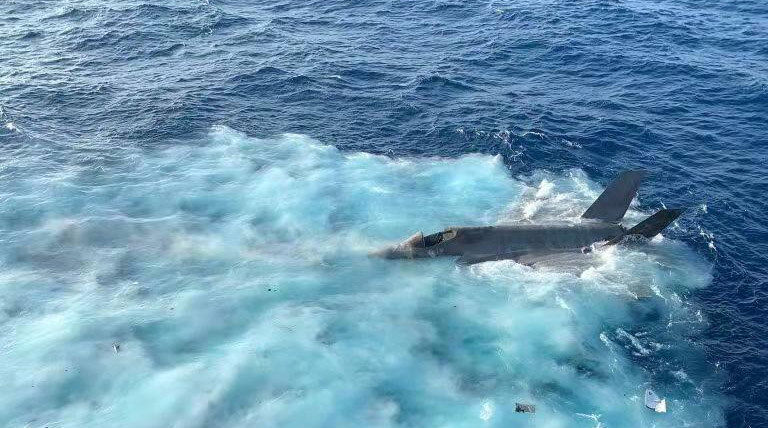 Photo Supposedly Showing The F-35C That Fell Into The Sea After Landing Mishap Leaked Online