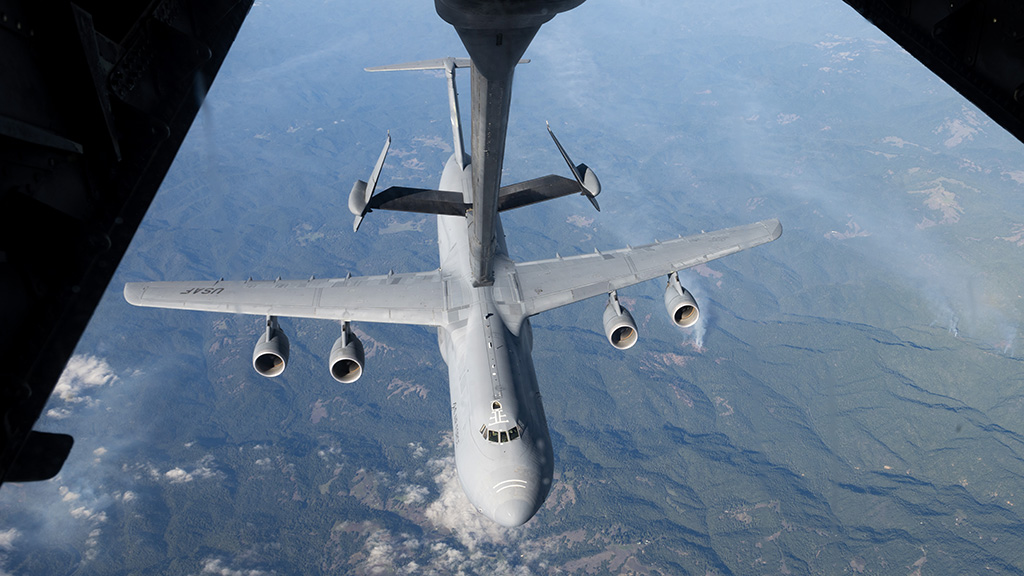 A C-5M Super Galaxy Refueled A KC-10 Tanker In First Reverse Flow Air  Refueling Test - The Aviationist