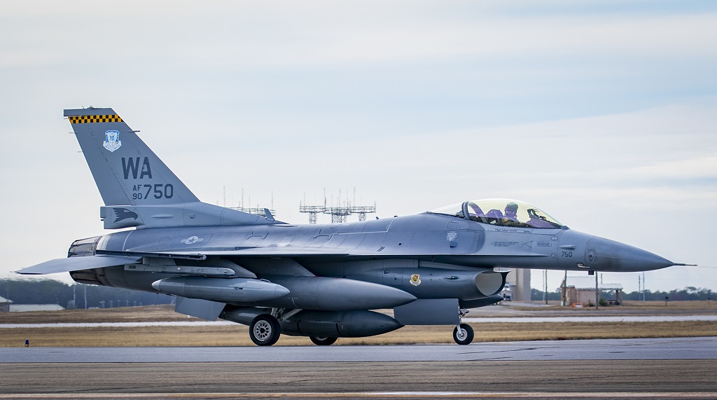 Re: [分享] 「猛毒」計畫啟動 F-16改裝自主飛行載具