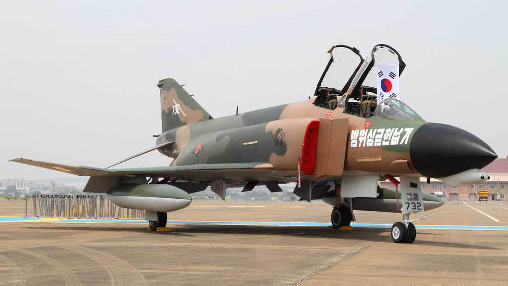 전설과의 작별: 한국의 마지막 F-4 팬텀이 역사적인 비행을 펼칩니다.