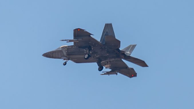 F-22_External_AIM-120_1-678x381.jpg