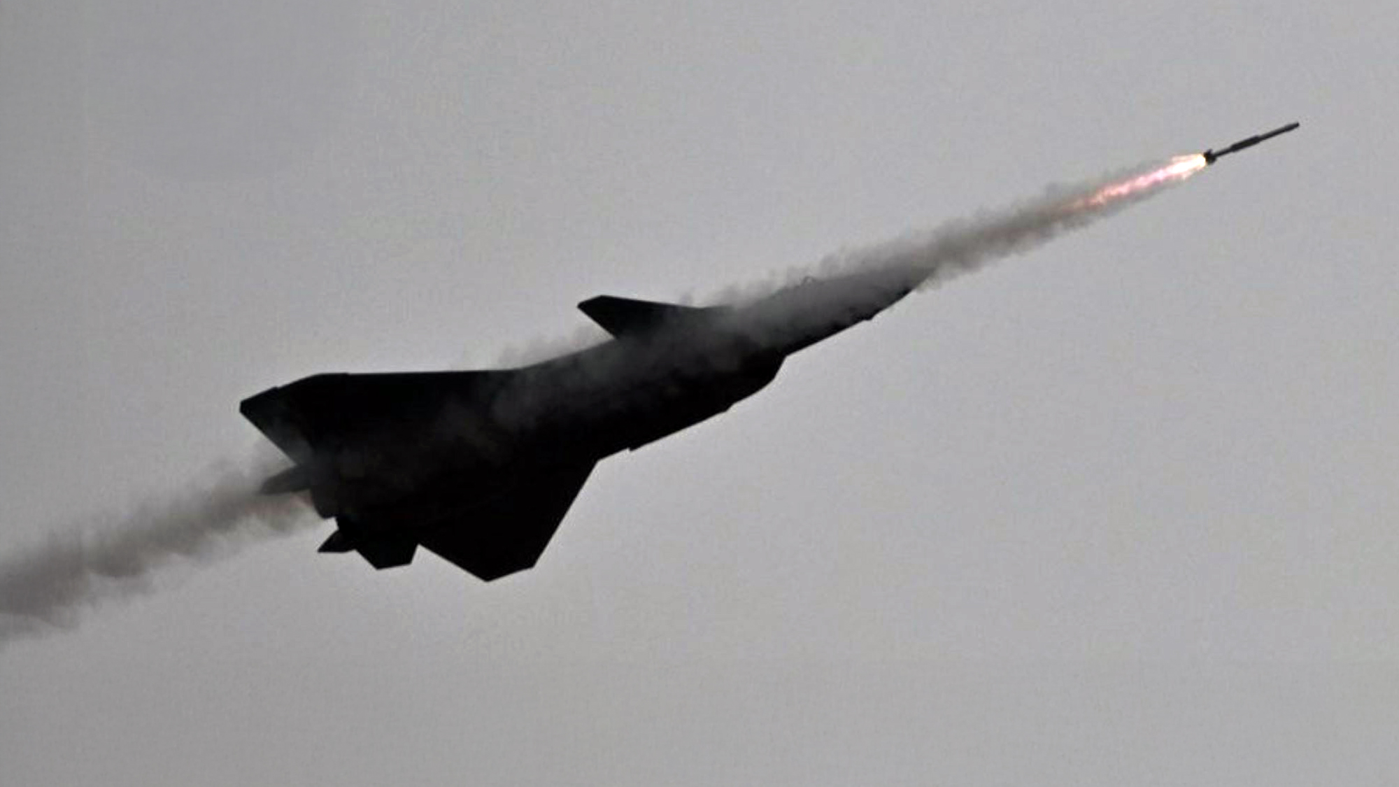 First Clear Image of a Chinese J-20 Stealth Fighter Launching a PL-10 ...