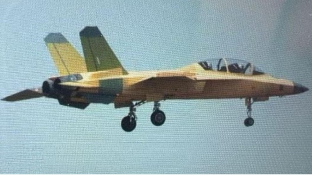 New Chinese advanced training aircraft flies for the first time