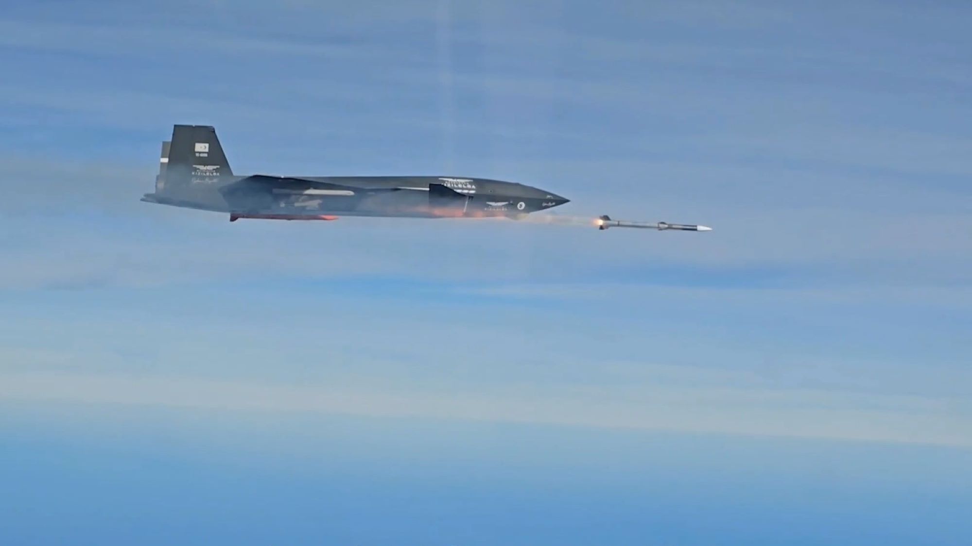 theaviationist.com - Parth Satam - Turkey's Kizilelma UCAV Shoots Down Target Drone with G&ouml;kdo&#287;an Air-to-Air Missile