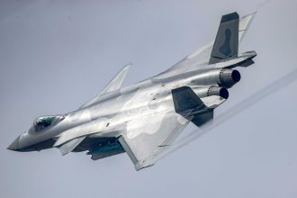 U.S. Pilot training Chinese pilots