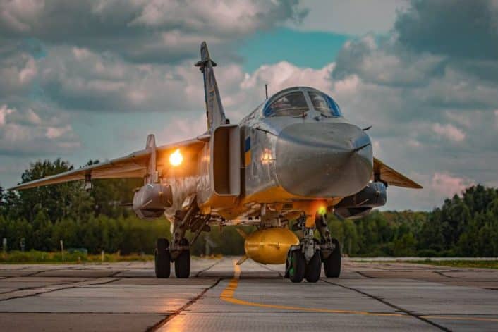 Image 2 SU 24 Fencer carrying Stormshadow