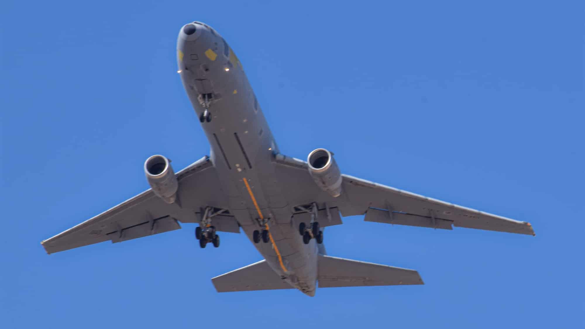 Fyrri KC-10 flugvél yfirgefur geymslu fyrir Omega Air Refueling